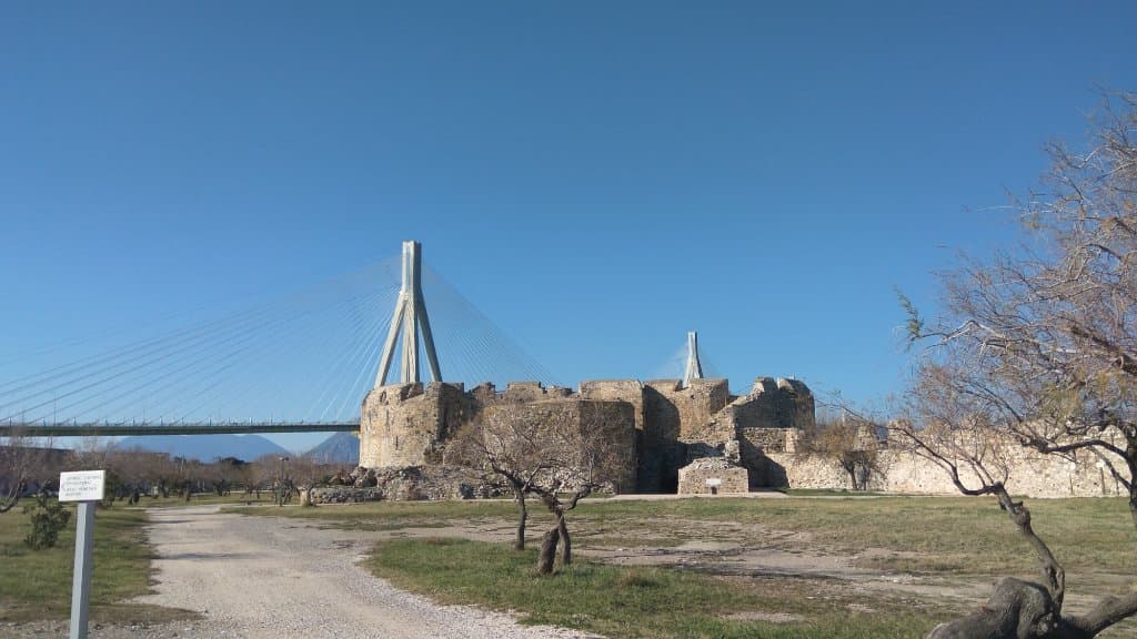 δίπλα στην τάφρο