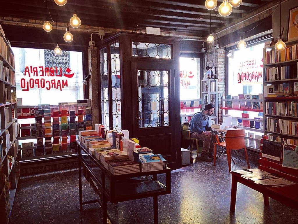 interno con libraio