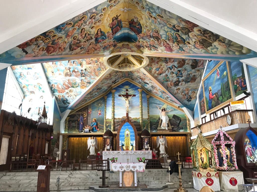 Der beeindruckend bemalte Altarraum