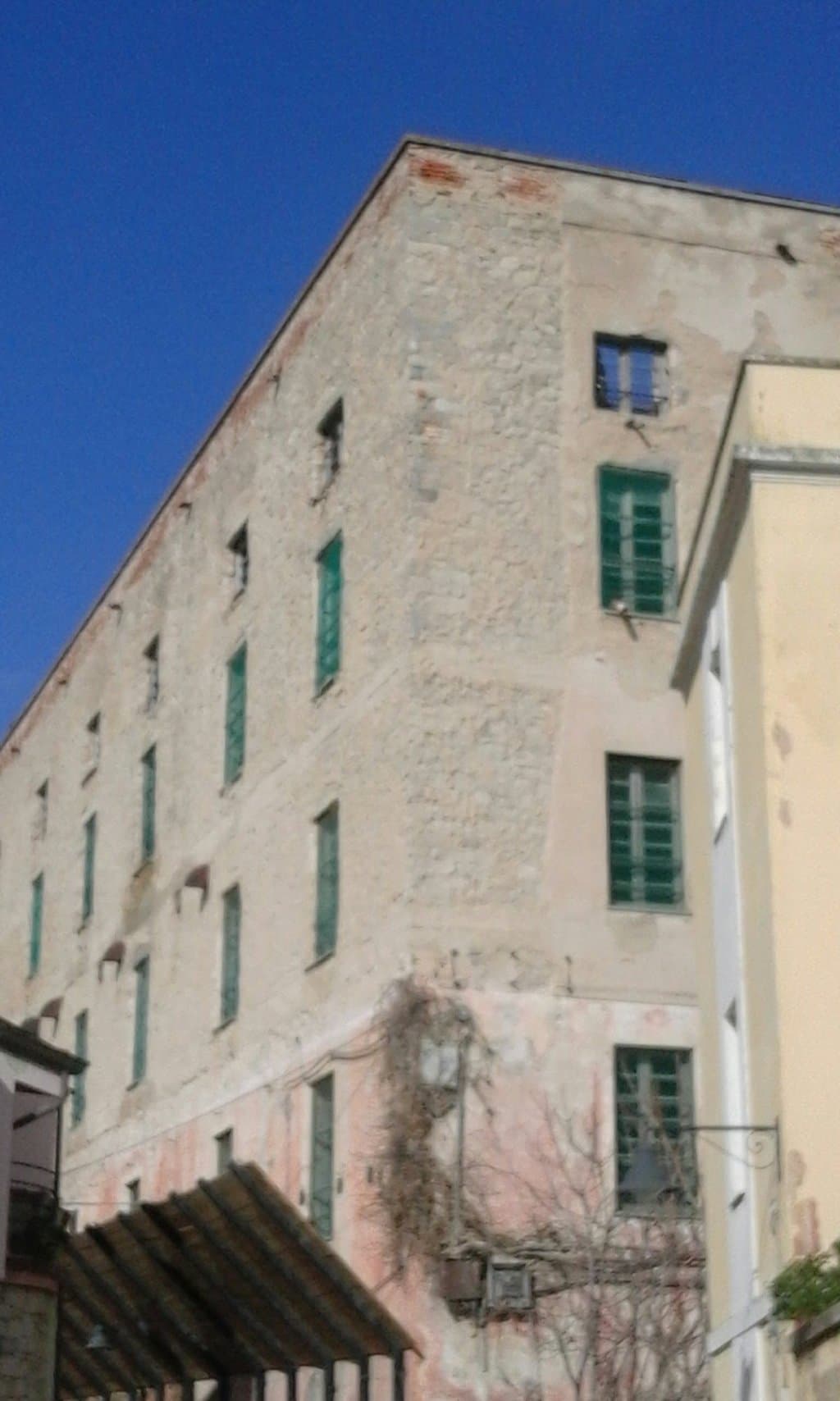 VECCHIO PALAZZO A POCHI METRI