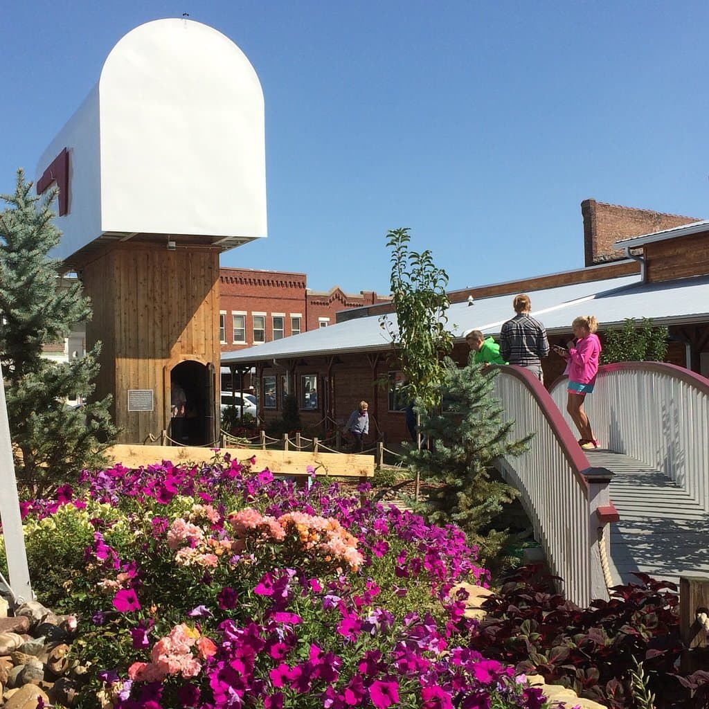 World's Largest Mailbox