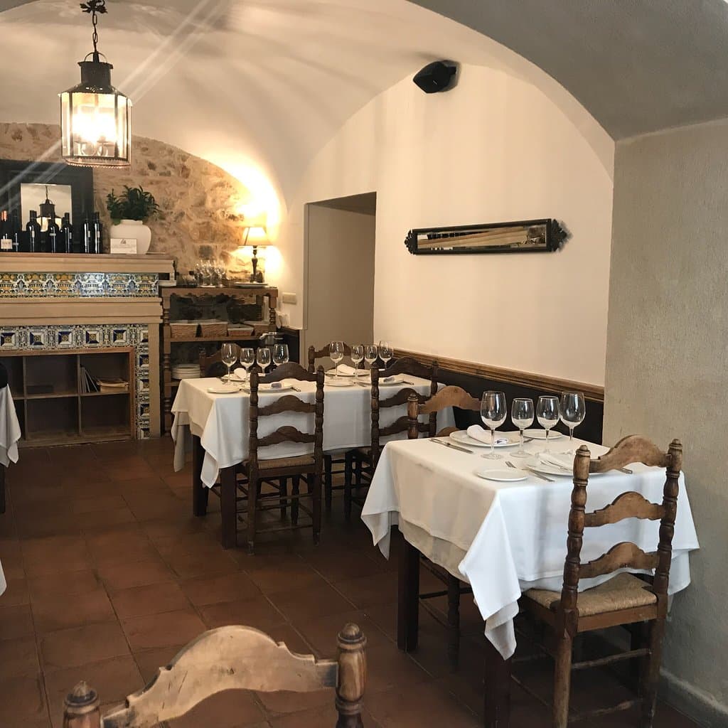 Bien situado; comedores varios y muy agradables,  con rico jamón y buen vino de la zona, sin dud