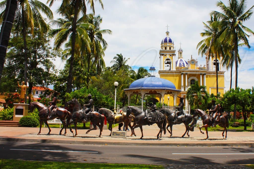 Jardín Principal de Villa de Álvarez, con la escultura a escala natural La Cabalgata.