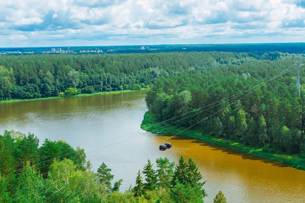 Видны вагончики канатной дороги над Неманом