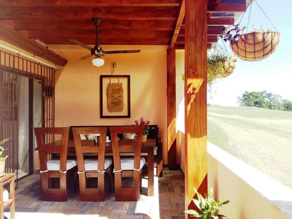 Comer con vista al campo de golf. En el clima caribeño, disfrutando del sol y la brisa.