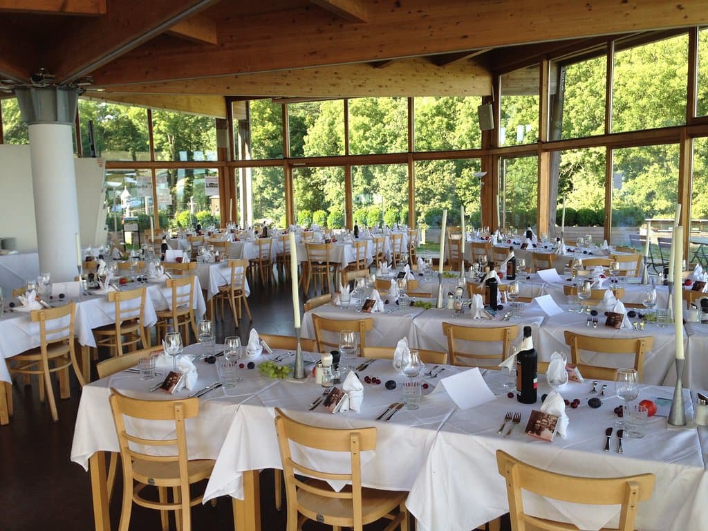 Festlich eingedeckte Tische