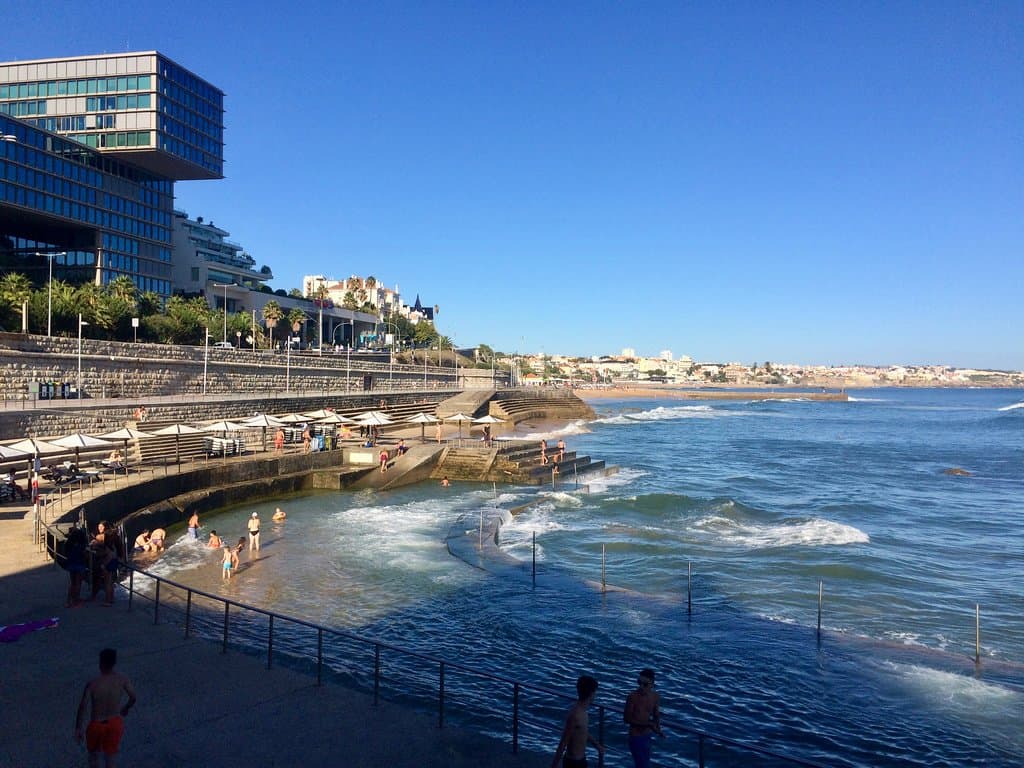 Aan de lange wandelboulevard van Cascais naar Estoril