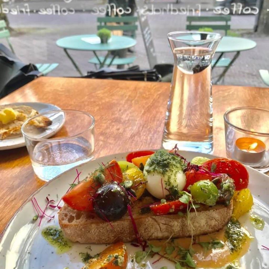 Heerlijk geluncht bij dit prachtige nieuwe koffietentje! “Tomatoes on toast with a dill pistou, 