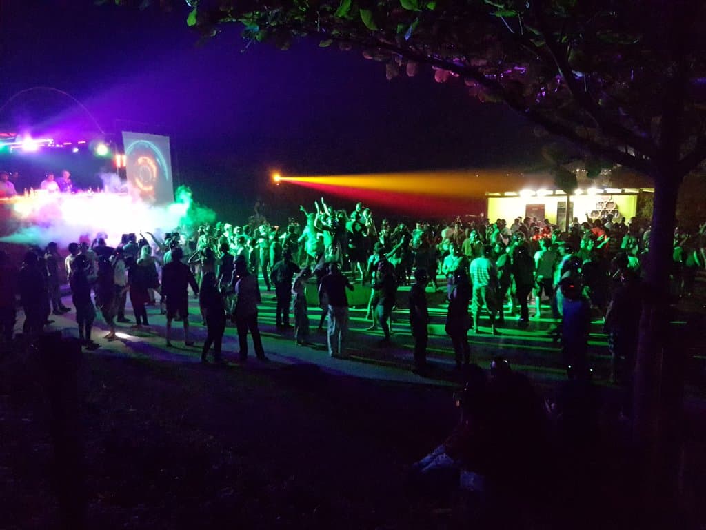 Open ground to shake a leg