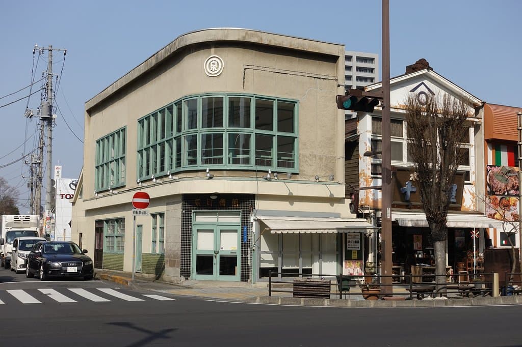 隣の建物もレトロで良い感じ