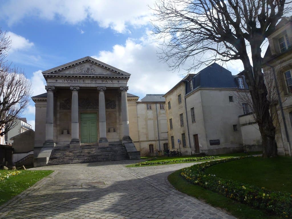 l'ancienne chapelle dans la cour