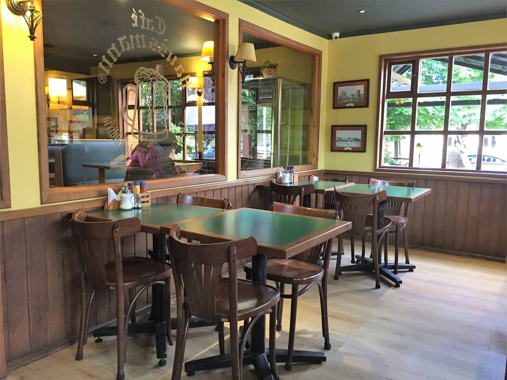 Interior del local, sencillo