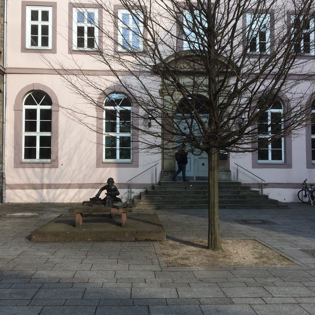 Nach der Abendveranstaltung „ Ärzte ohne Grenzen „ sind von   der Praxis , aus der Weender Str. 