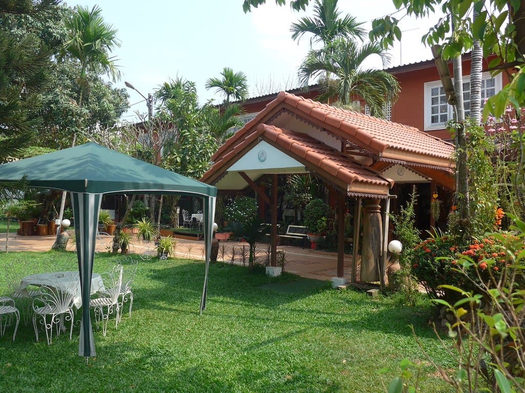 Un joli jardin devant le restaurant