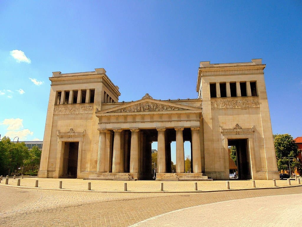 La façade du Propylée coté Est