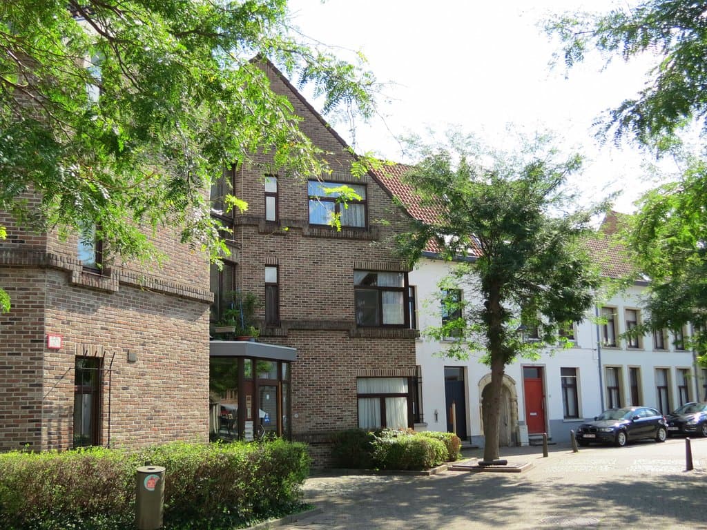 На территории большого Бегинажа.