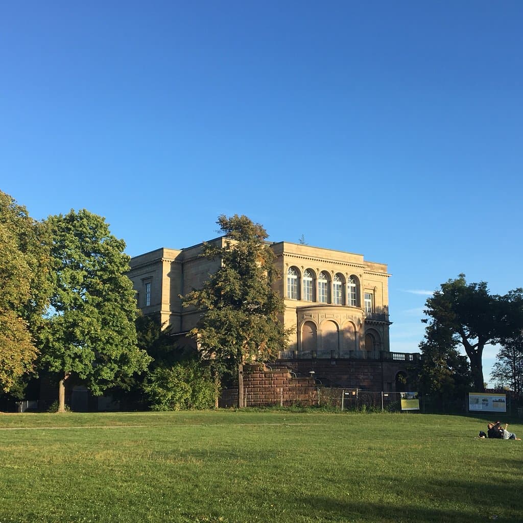 Die Villa Berg - ein Königsschloss im Tiefschlaf.