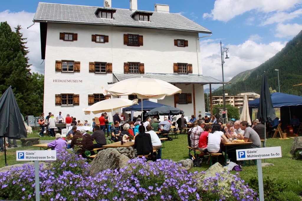 Anfang Juni findet der Mühletag statt, Die alte Mühle läuft, Brot wird im Holzbackofen wird geba