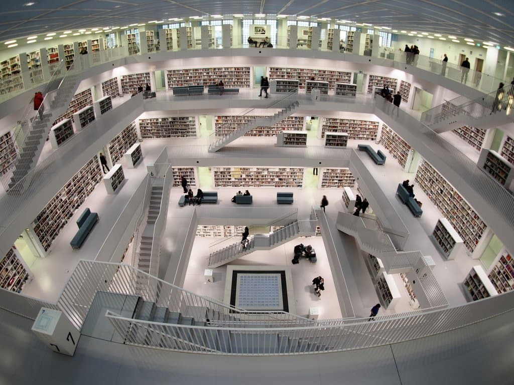Blick auf das Innere der Bibliothek vom obersten Stockwerk aus.