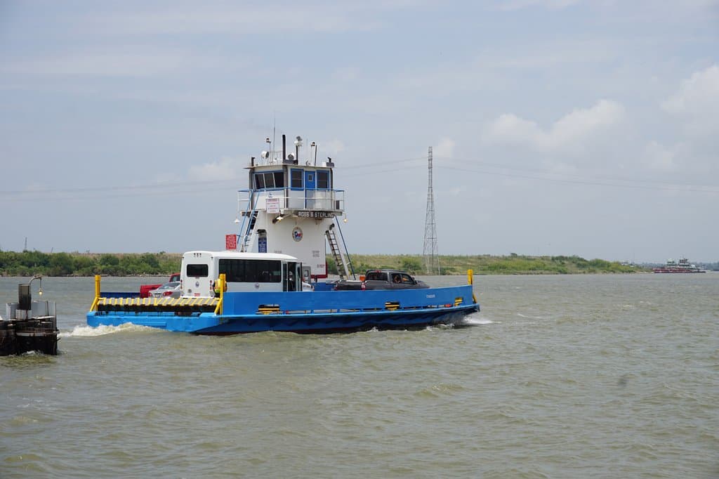 Lynchburg ferry heading NE toward Lynchburg, TX