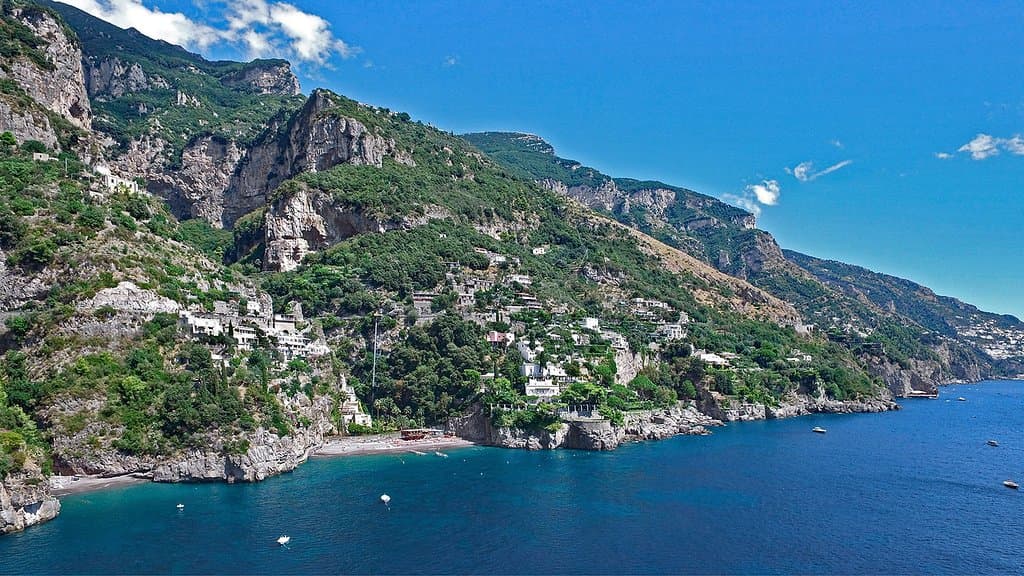 Bagni d'Arienzo Beach Club is surruonded by nature.