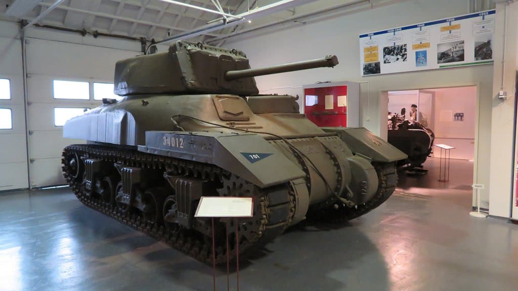 een van de tanks in het tweede gebouw