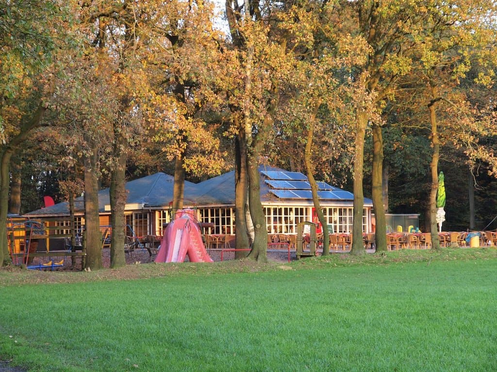 Ons paviljoen gezien vanaf de speelweide