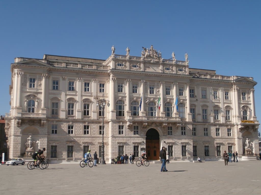 Lloyd Triestino oggi sede Giunta Regionale, palazzo con statue degli Dei mitologici