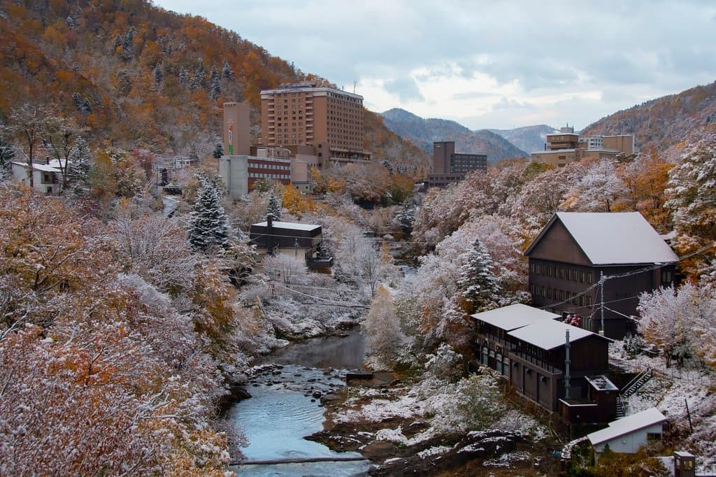紅葉終了時期に雪が積もる定山渓温泉。（10月末頃）
