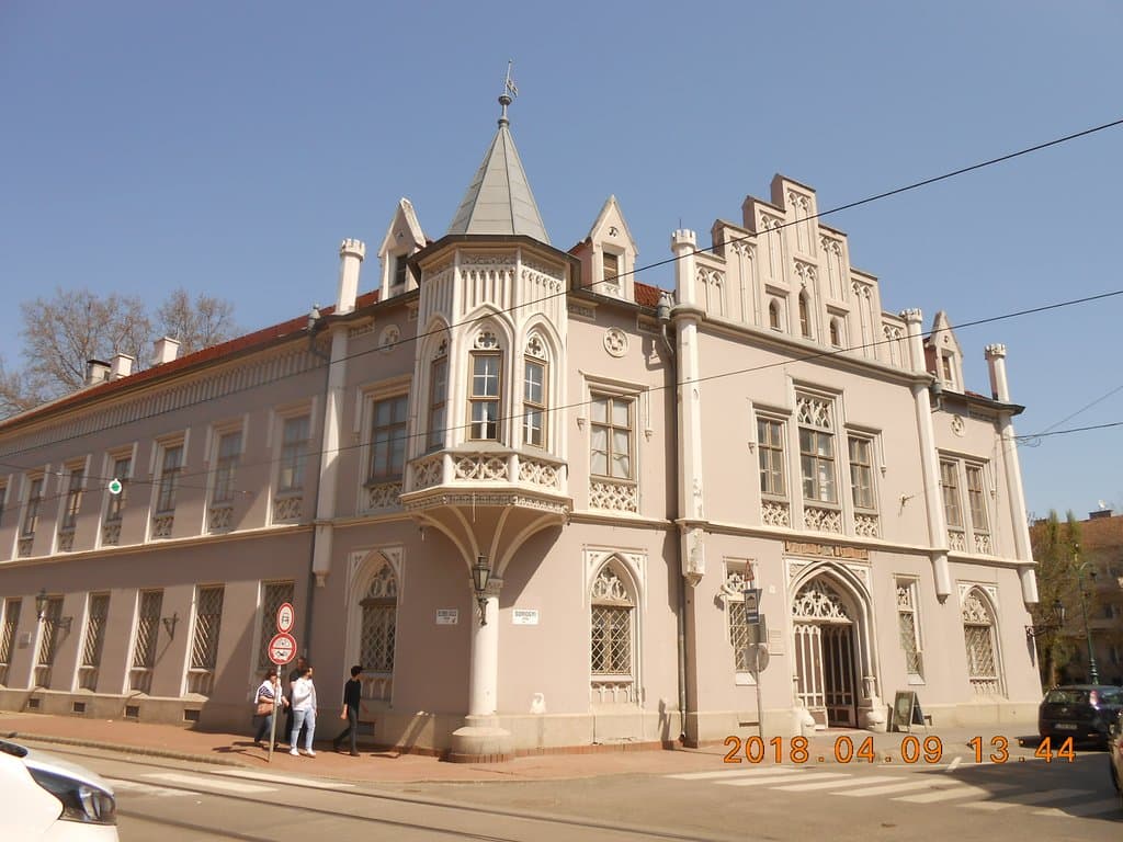 A fekete ház, ami most már nem is olyan fekete.