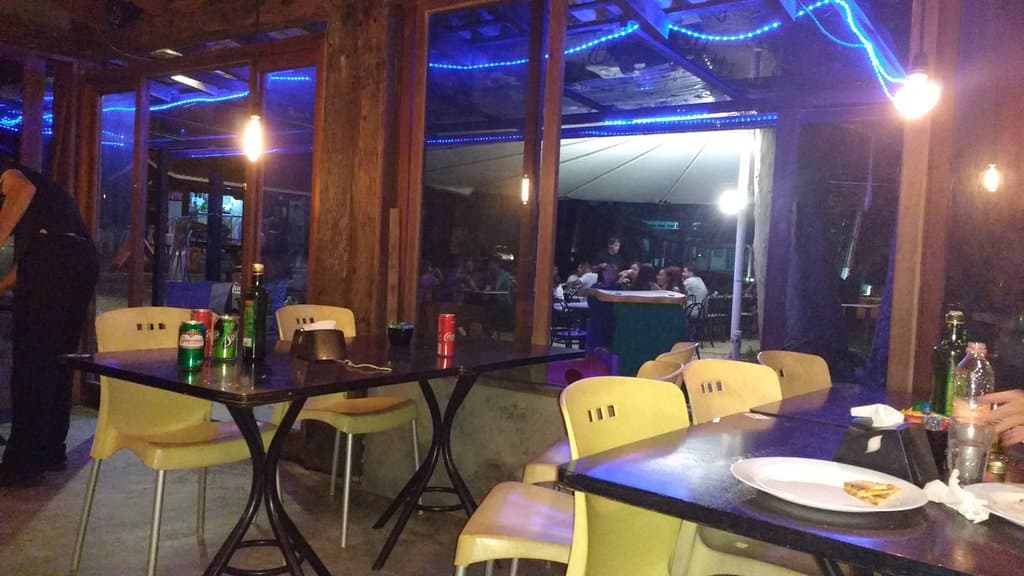 Salão interno, próximo ao caixa. Ao fundo mesas ao ar livre! 