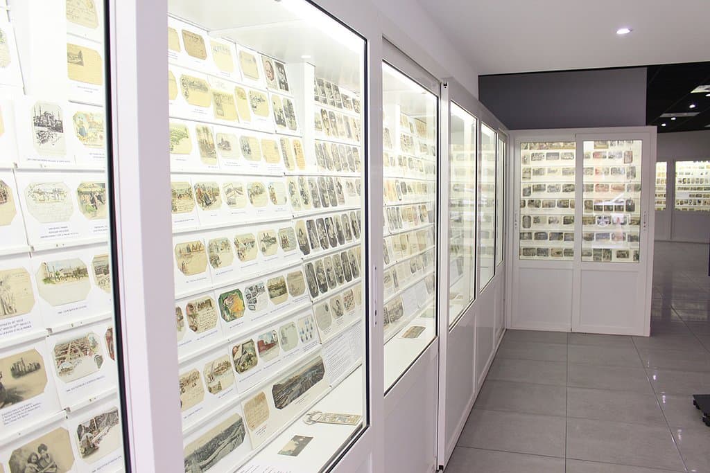Salle 1 sur l'Histoire de la Carte Postale racontée par elle-même.