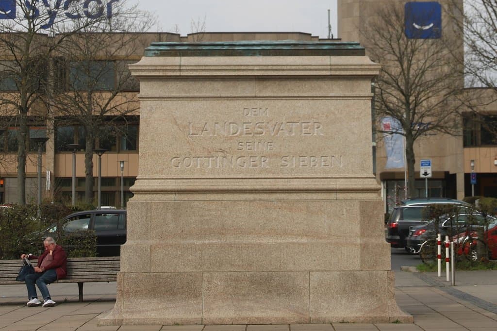 Göttingen - Denkmal Göttnger 7 vor dem Bahnhof Göttingen