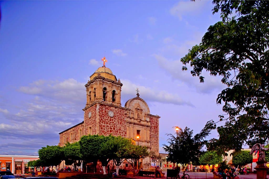 Costado de la Parroquia Santiago Apostol