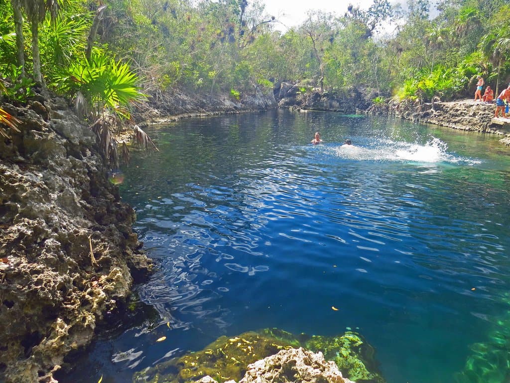 La Cueva de Los Peces est une cheminée d'eau profonde.