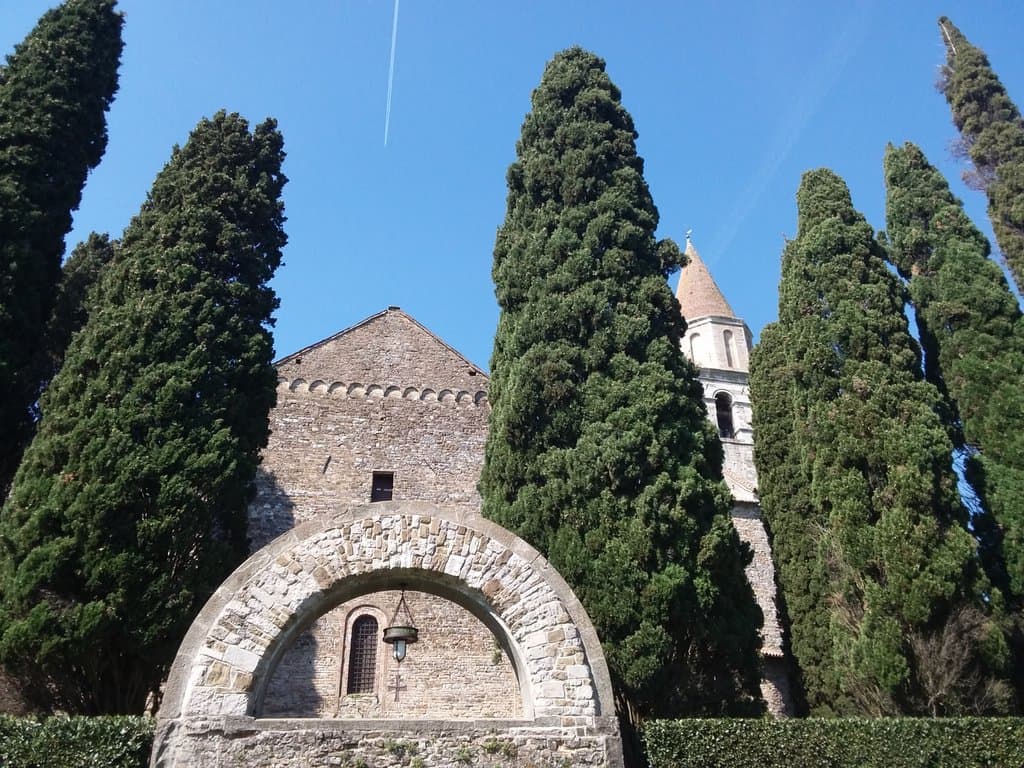 L'arcosolio visto dalla parte dietro della Basilica