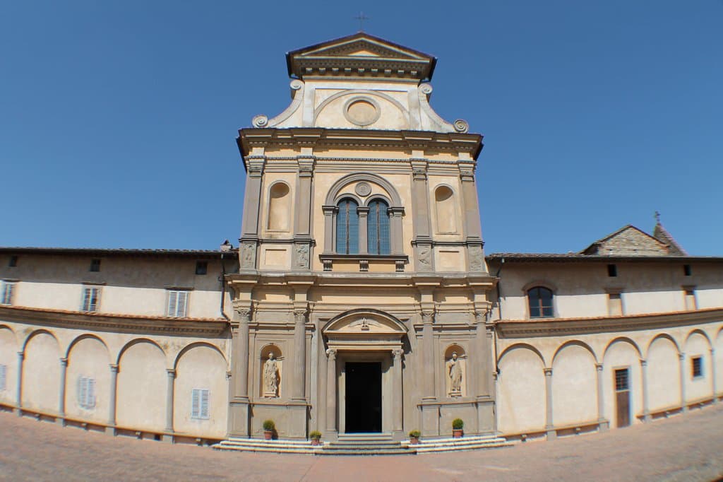 la facciata della chiesa