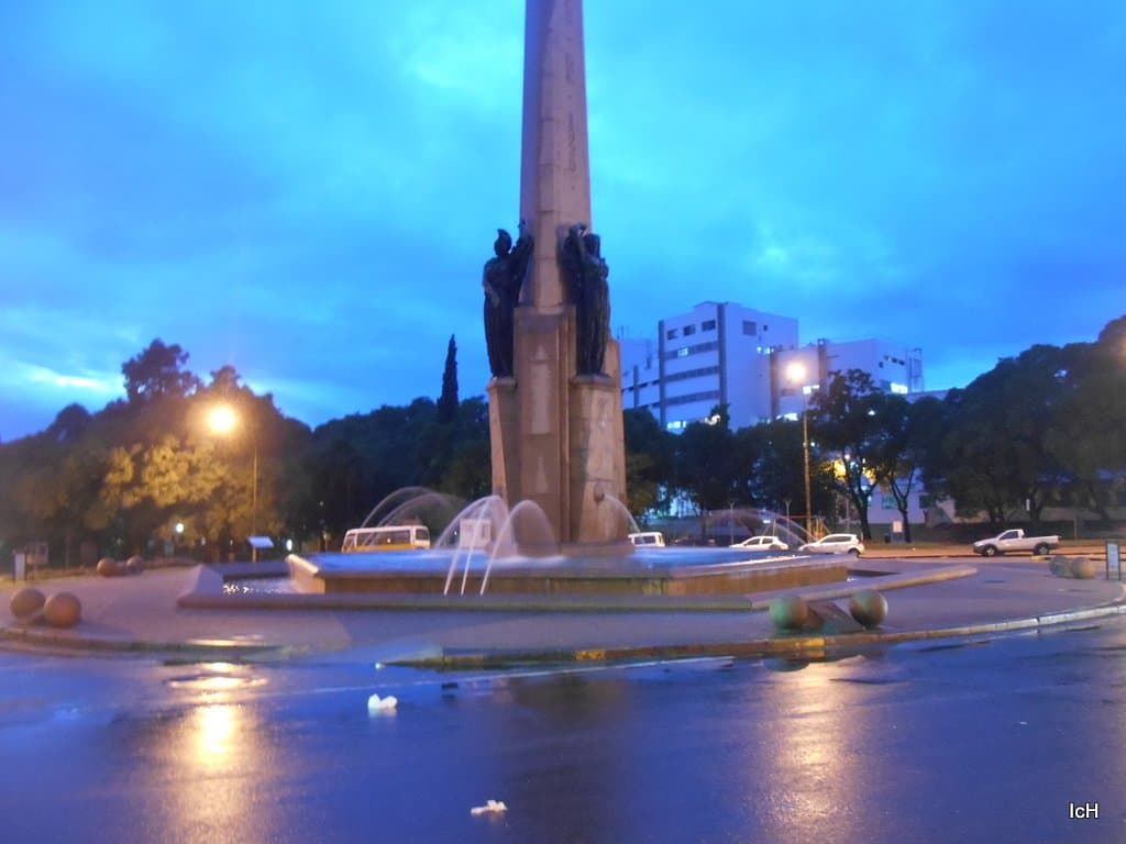 Obelisco: 40 metros de altura