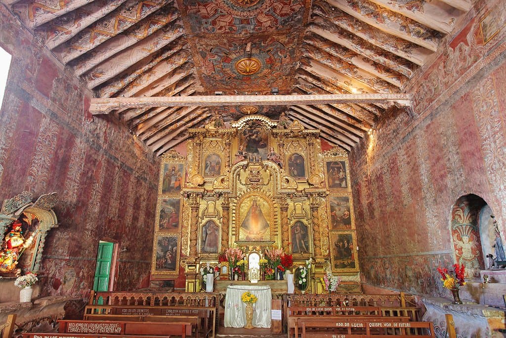 Las pinturas murales, además del retablo principal, son lo más destacado.