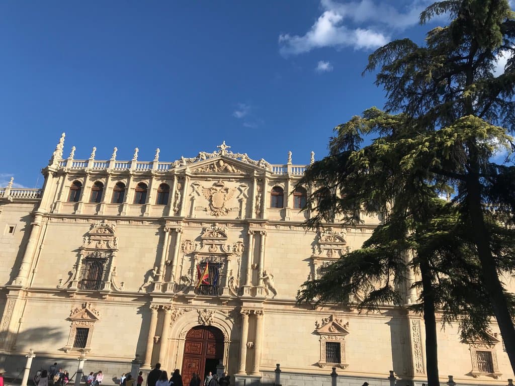Fachada principal del Colegio de San Ildefonso
