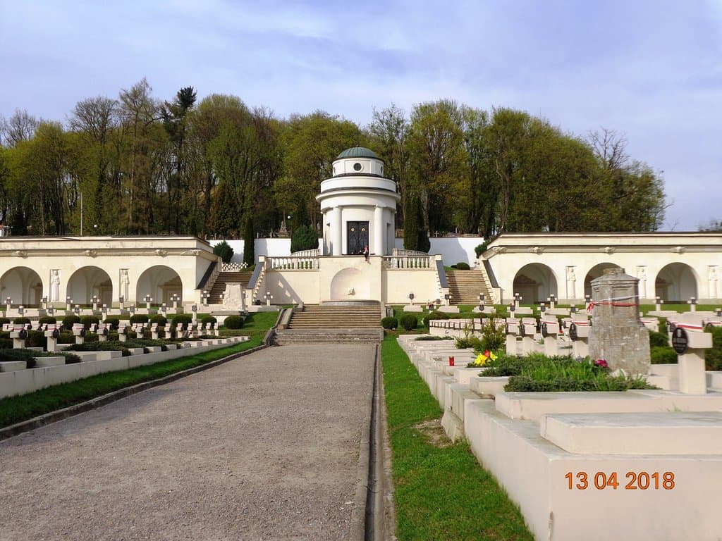 Zwiedzam Cmentarz Łyczakowskich we Lwowie.