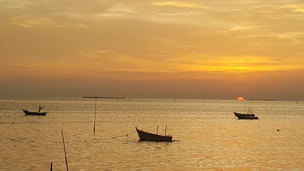 สะพานปลากับสวนสาธารณะเพื่อออกกำลังกาย