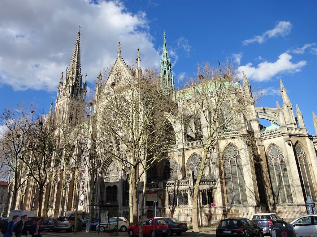 西南側から見た教会