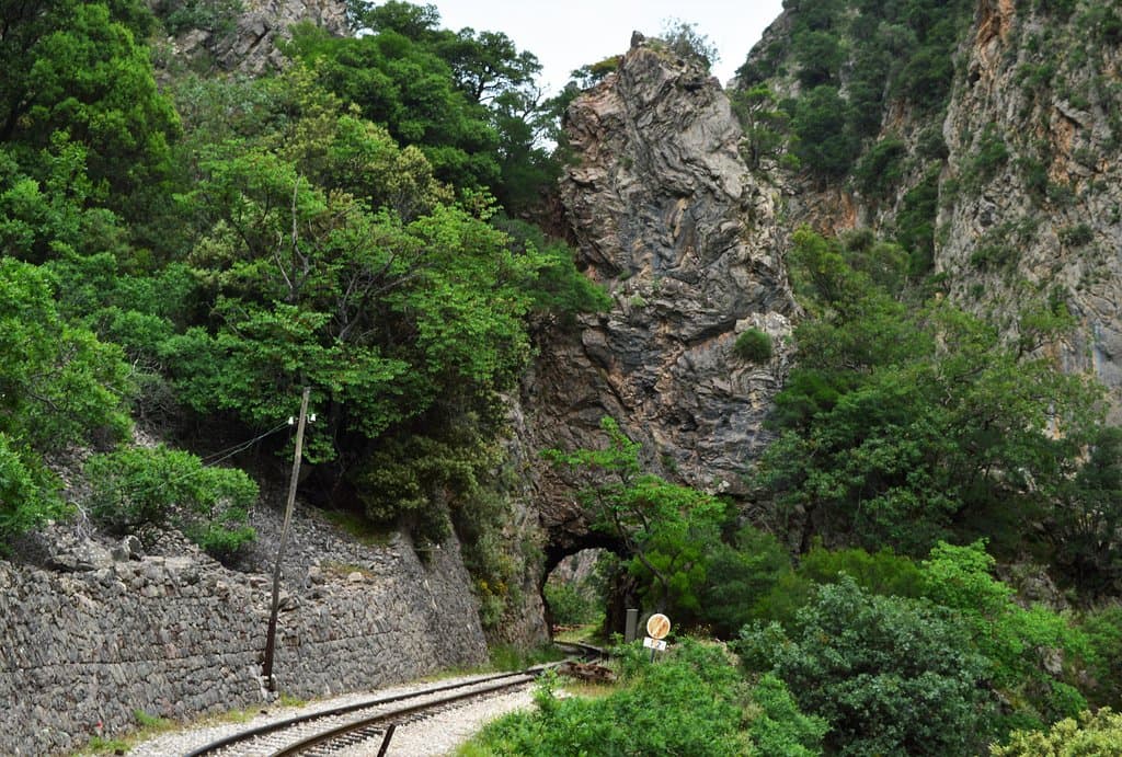 Ενα απο τα πολλά περάσματα μεσα από βράχους.