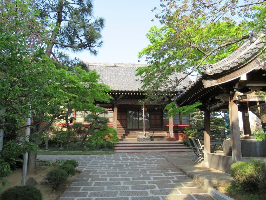 本堂前