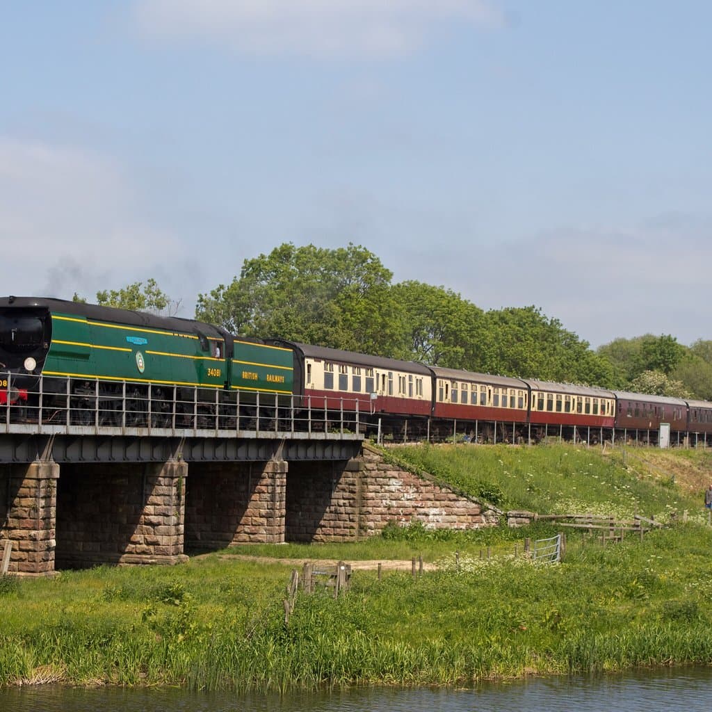 Steam train arrives at Wansford
