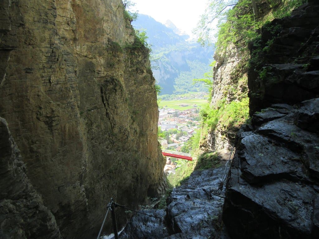 Die Schlucht von oben mit Sicht auf die Brücke