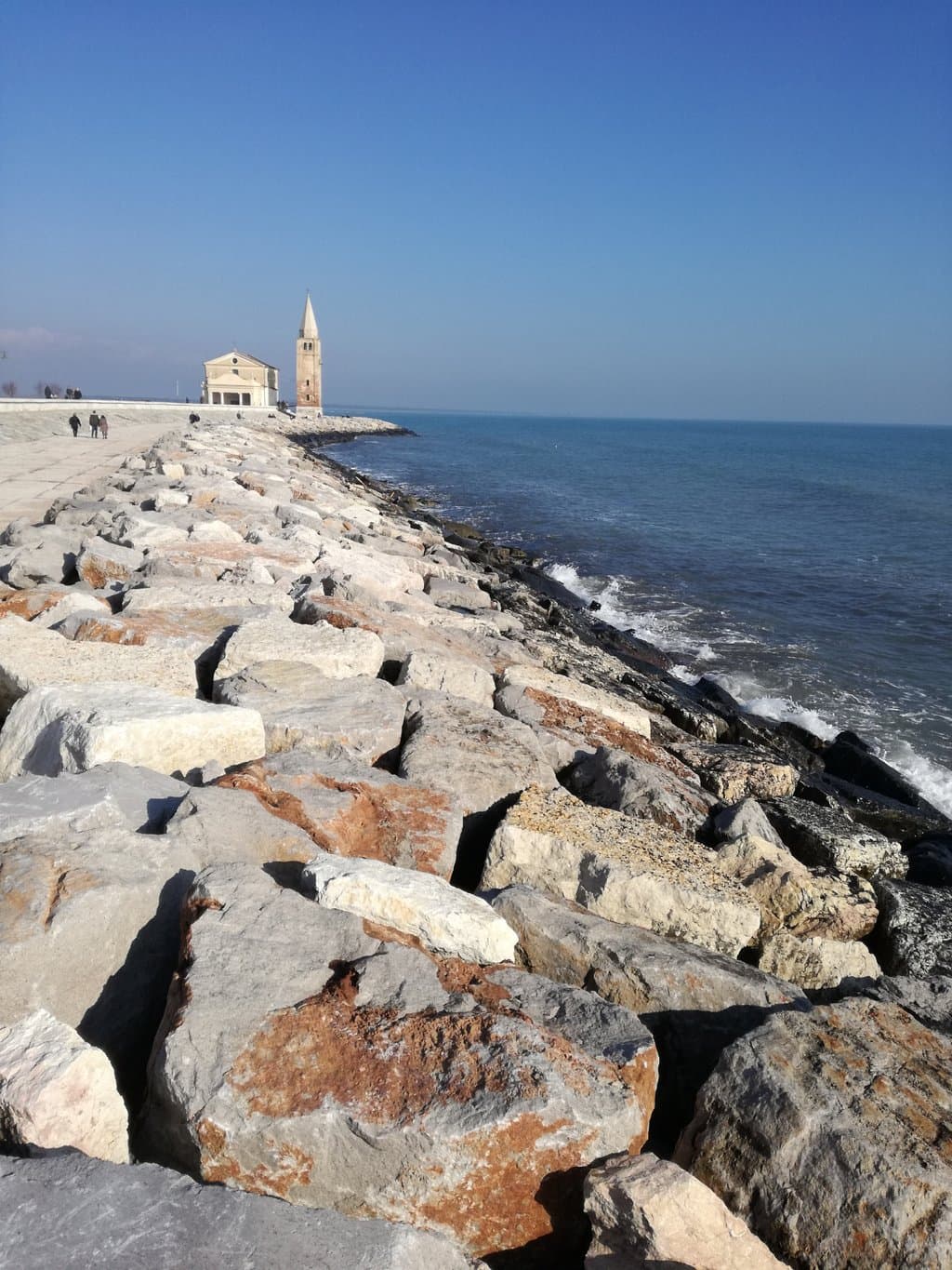 La scogliera che porta alla chiesa