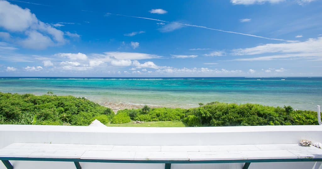 目の前はエメラルドグリーンの海