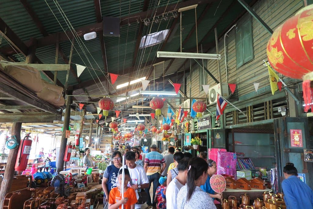 2ข้างทางเดินจะเต็มไปด้วยร้านอาหารและร้านจำหน่ายสินค้าที่ระลึกย้อนยุคครับ